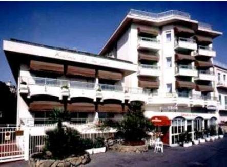 Residence dei due Porti. L�genheter vid stranden i Sanremo. Ligurien