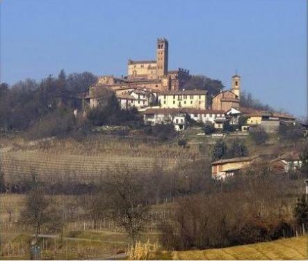 Bo i en slott i Piemonte